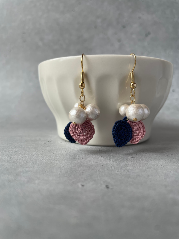 レース編みの葉っぱとコットンパールーピアス.イヤリング 2枚目の画像