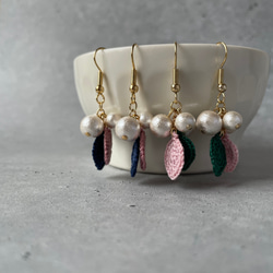 レース編みの葉っぱとコットンパールーピアス.イヤリング 10枚目の画像