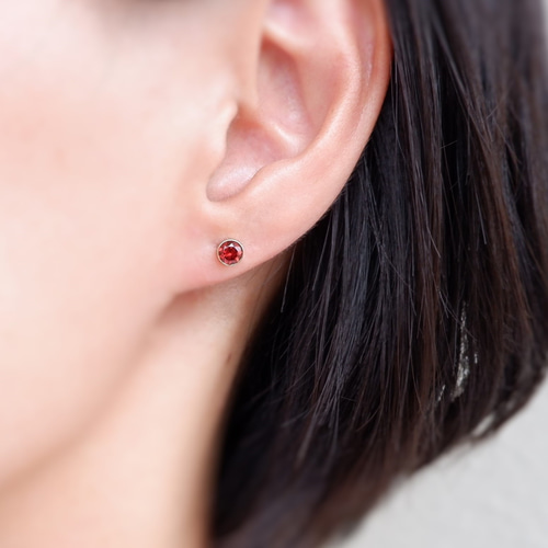 14kgf コイン型ガーネット4連ピアス