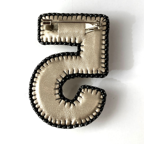 ビーズ刺繍ブローチ クール №5 モチーフ 数字 5 ブローチ happa 通販  