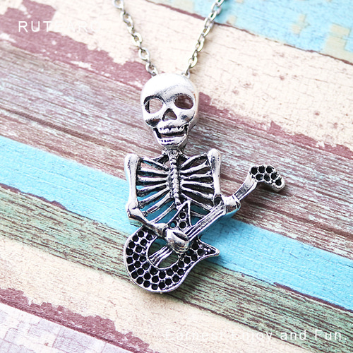 ギターが大好きな骸骨のネックレス ― スカルネックレス レディース  
