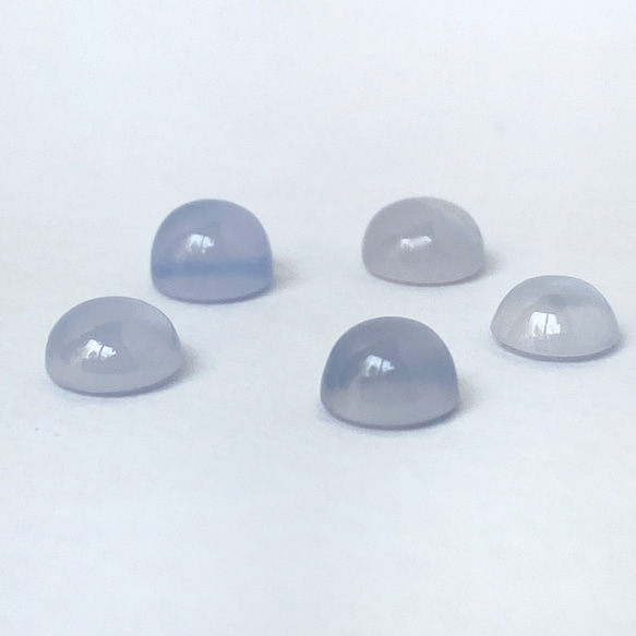 【1個】ブルーカルセドニー　6×6mm 　ラウンド　カボション　ナミビア産　天然色　宝石質　ライトブルー 3枚目の画像
