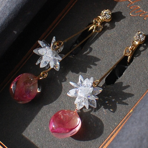 花びらの雫と雪の結晶✴︎ピンク薔薇・ピアス・イヤリング イヤリング 