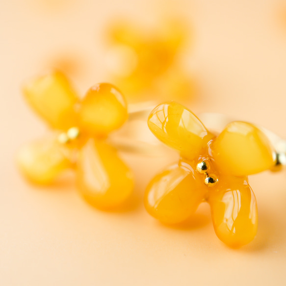《Creema限定》ミルキーカラー 天然琥珀の金木犀 秋色 イヤーカフ 秋 花 キンモクセイ 1枚目の画像