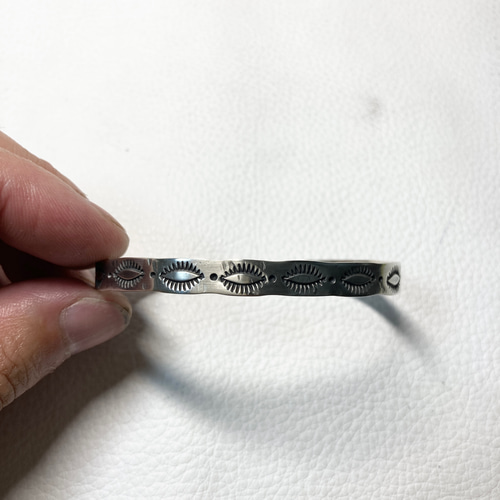 BIG HAND シルバー ネイティブ オーバーレイ スタンプワーク バングル BIG HAND シルバー ネイティブ オーバーレイ スタンプワーク