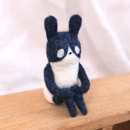 夜をたのしむウサギ：ネイビー【羊毛フェルト】 羊毛フェルト