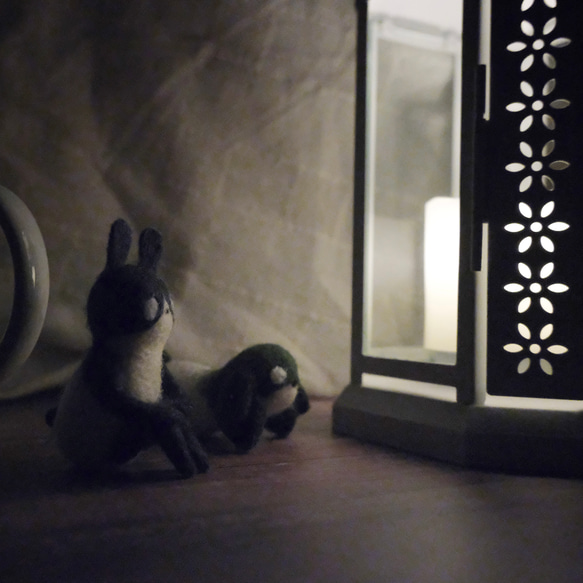 夜をたのしむウサギ：ネイビー【羊毛フェルト】 8枚目の画像