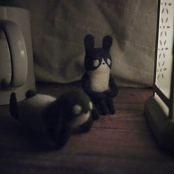 夜をたのしむウサギ：ネイビー【羊毛フェルト】 7枚目の画像