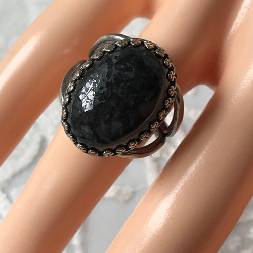 希少・・5月誕生石 ビルマ産 黒翡翠の指輪（18×13㎜・8〜22号