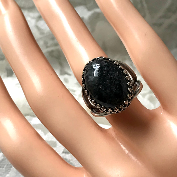 希少・・５月誕生石　ビルマ産 黒翡翠の指輪（１８×１３㎜・８〜２２号・SV925に変更可能） 8枚目の画像
