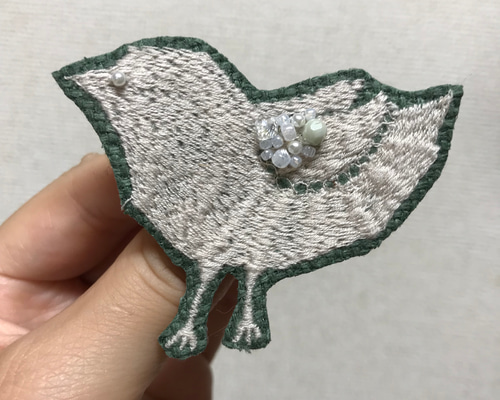 幸せのとりさんブローチ〇ミナペルホネン ブローチ chaki 通販