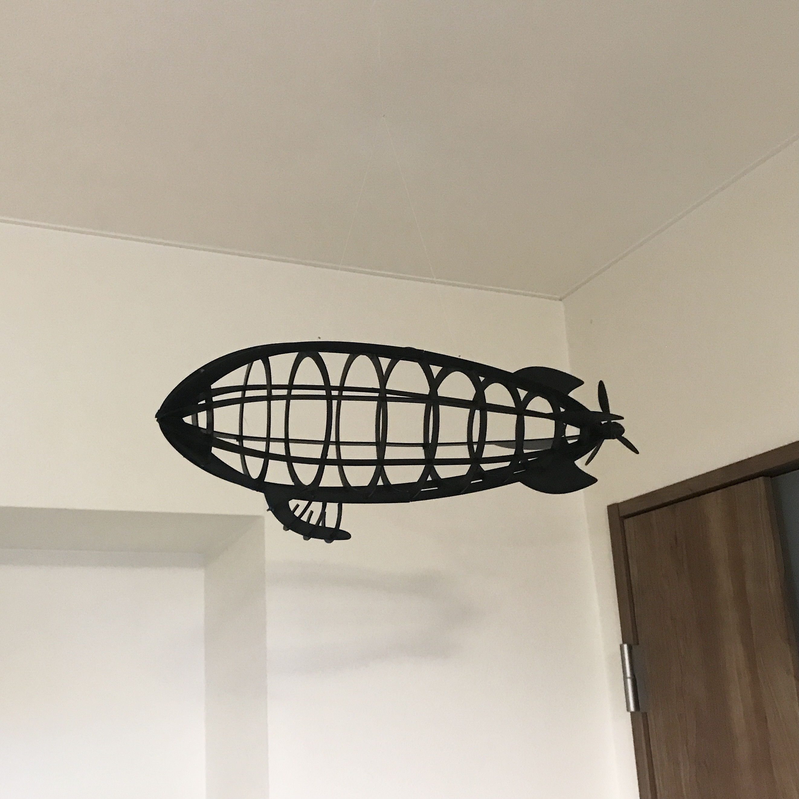 プロペラが回る40cm超えのレトロな飛行船モビール　黒 5,460円