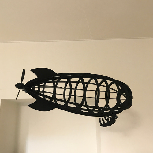 プロペラが回る40cm超えのレトロな飛行船モビール 黒 モビール Bodhi