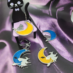 【UVレジン】魔女と猫と月のキーホルダー 1枚目の画像