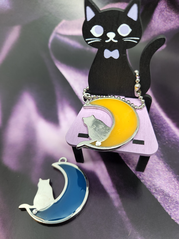 【UVレジン】魔女と猫と月のキーホルダー 3枚目の画像