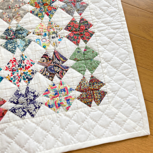 リバティのメイフラワーのパッチワークタペストリー パッチワーク