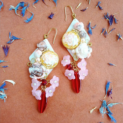 シェルピンクボタンとピンクのお花いっぱいのピアス　薔薇モチーフ　花モチーフ　シノワズリ　秋冬モード　秋冬コーデ 5枚目の画像