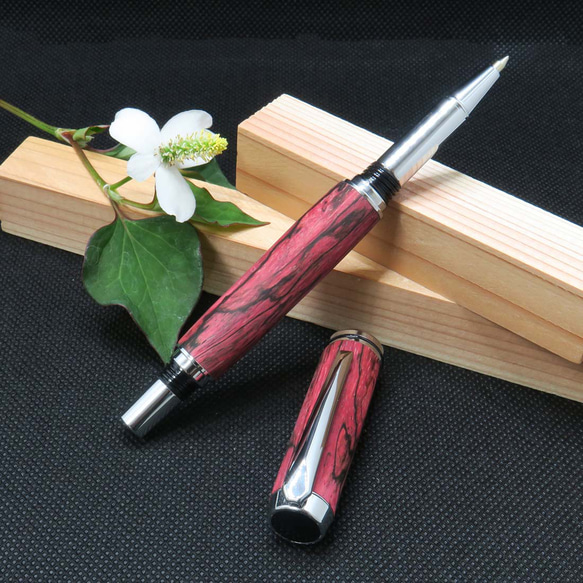 木製の水性ボールペン 回転式キャップ（赤 ピンク 染めたタマリンド  