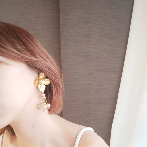 ハンドメイドピアス 大ぶり ゴールド お花 揺れるピアス