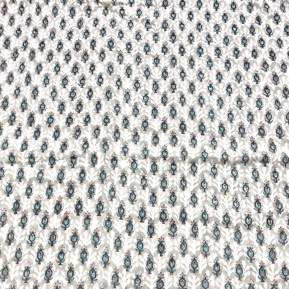 【50cm單位】淺灰色小花一耳圖案印度手工版畫布料紡織品 第5張的照片