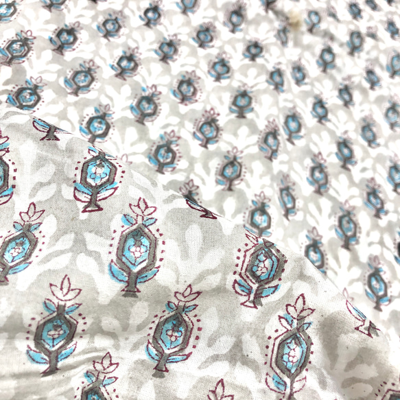 【50cm單位】淺灰色小花一耳圖案印度手工版畫布料紡織品 第6張的照片