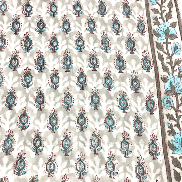 【50cm單位】淺灰色小花一耳圖案印度手工版畫布料紡織品 第1張的照片