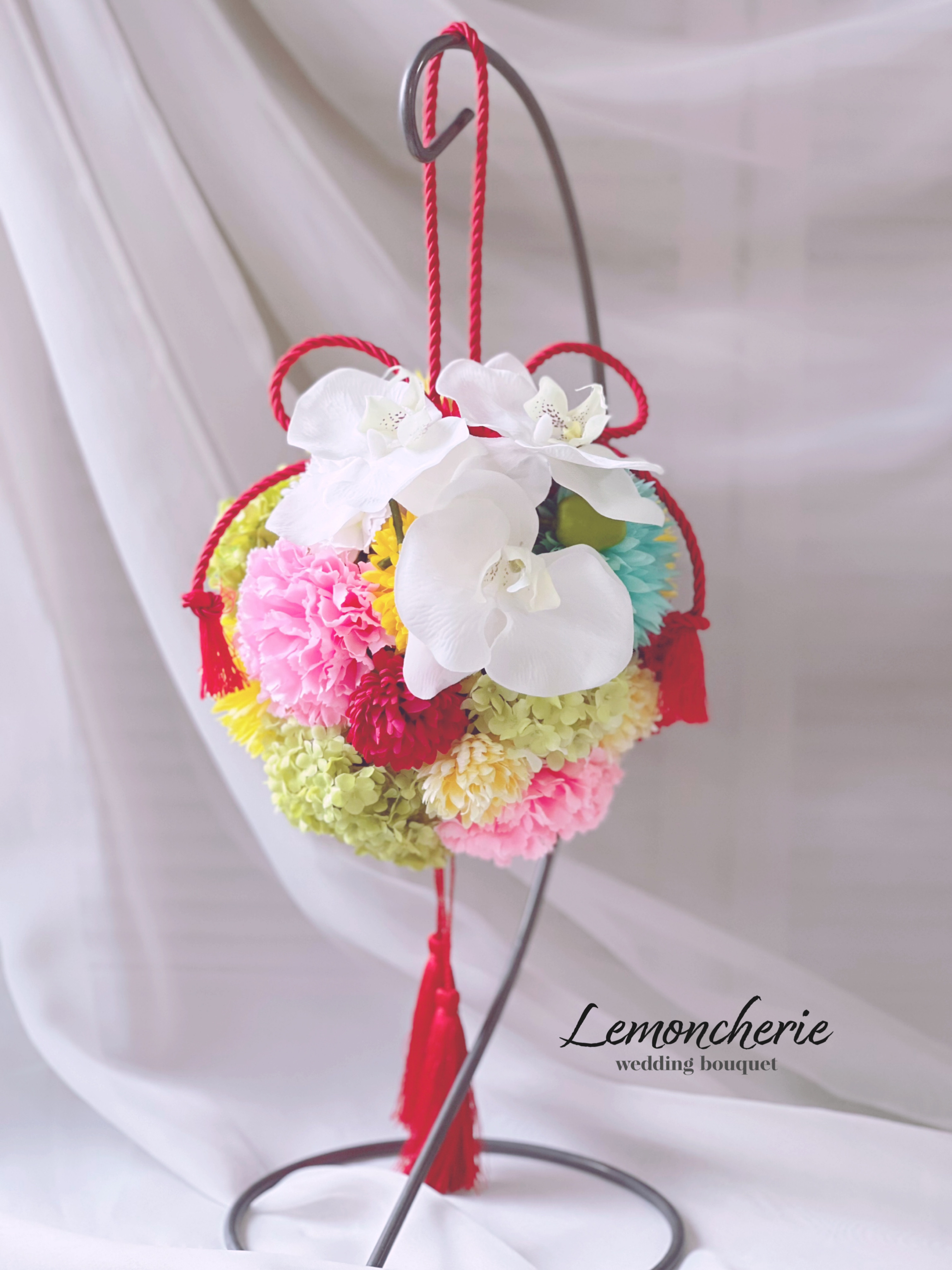 ころんとカラフルなボールブーケ　胡蝶蘭×マム