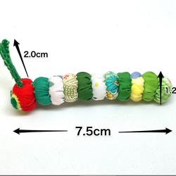 ハンドメイド カラフル 芋虫 あおむしのブローチ ピンバッチ 5枚目の画像