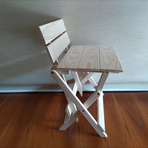 ワンちゃん用杉背もたれ付折りたたみイス（奥行き30cm、高さ40cm