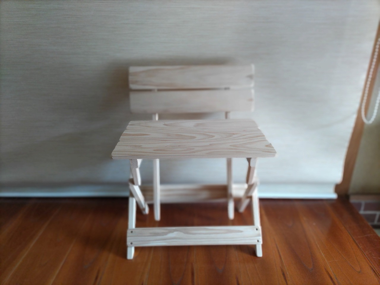 ワンちゃん用杉背もたれ付折りたたみイス（奥行き30cm、高さ40cm