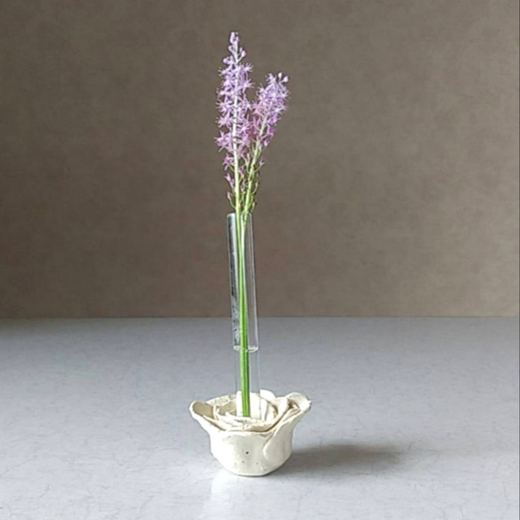 陶の一輪挿し(試験管1本付)【アンティーク風の白いバラ】 一輪挿し