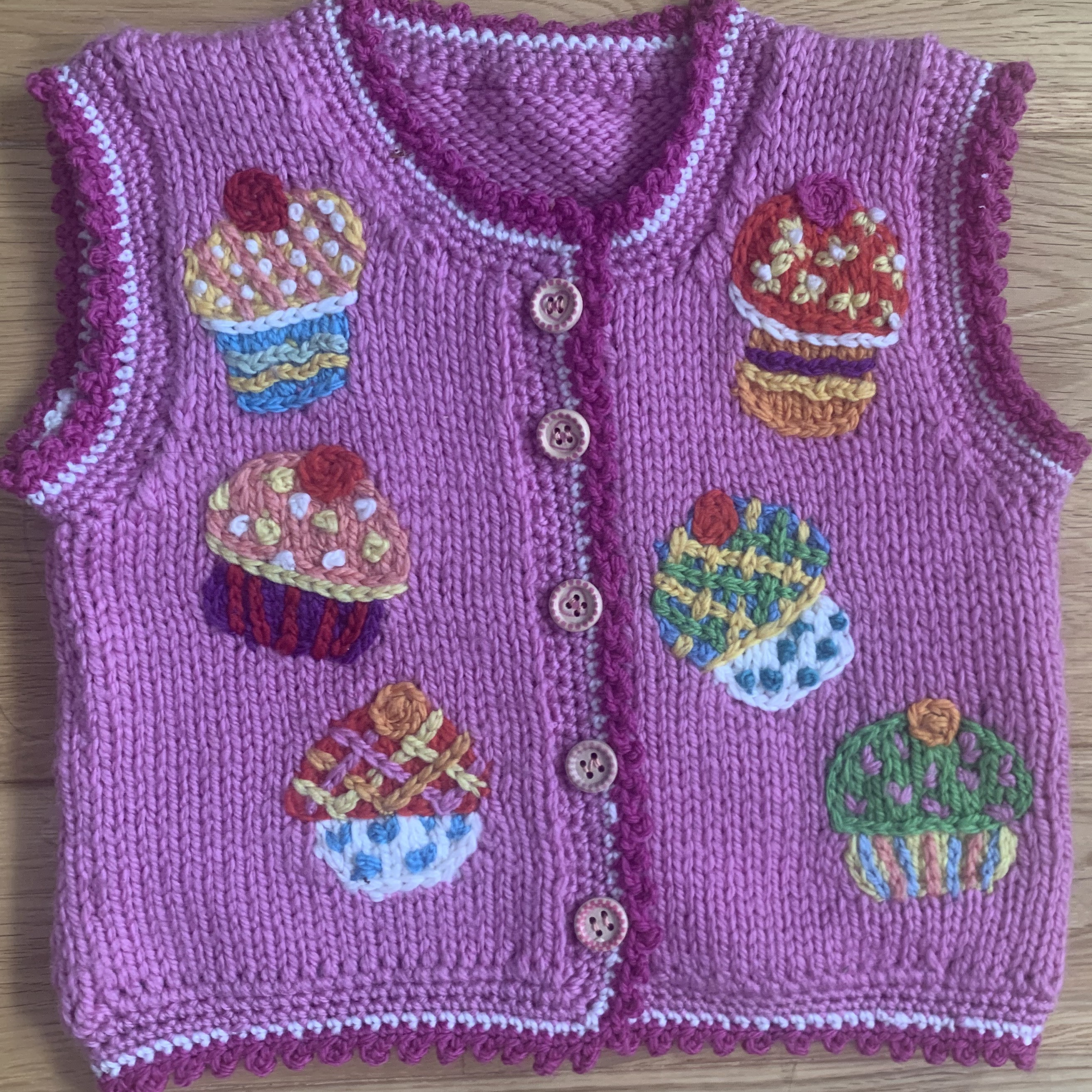 秋冬・カップケーキのちびっこベスト　80〜90cm