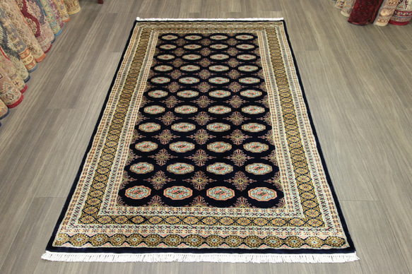 新品　トルクメンボハラデザイン　艶々高級ラグ　パキスタン手織り絨毯　アクセントラグ　126x190cm　＃150 1枚目の画像