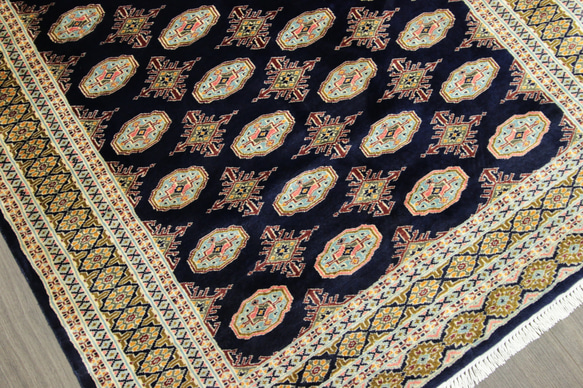 新品　トルクメンボハラデザイン　艶々高級ラグ　パキスタン手織り絨毯　アクセントラグ　126x190cm　＃150 4枚目の画像