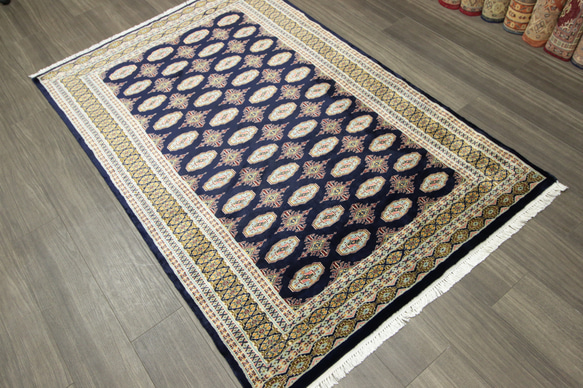 新品　トルクメンボハラデザイン　艶々高級ラグ　パキスタン手織り絨毯　アクセントラグ　126x190cm　＃150 2枚目の画像