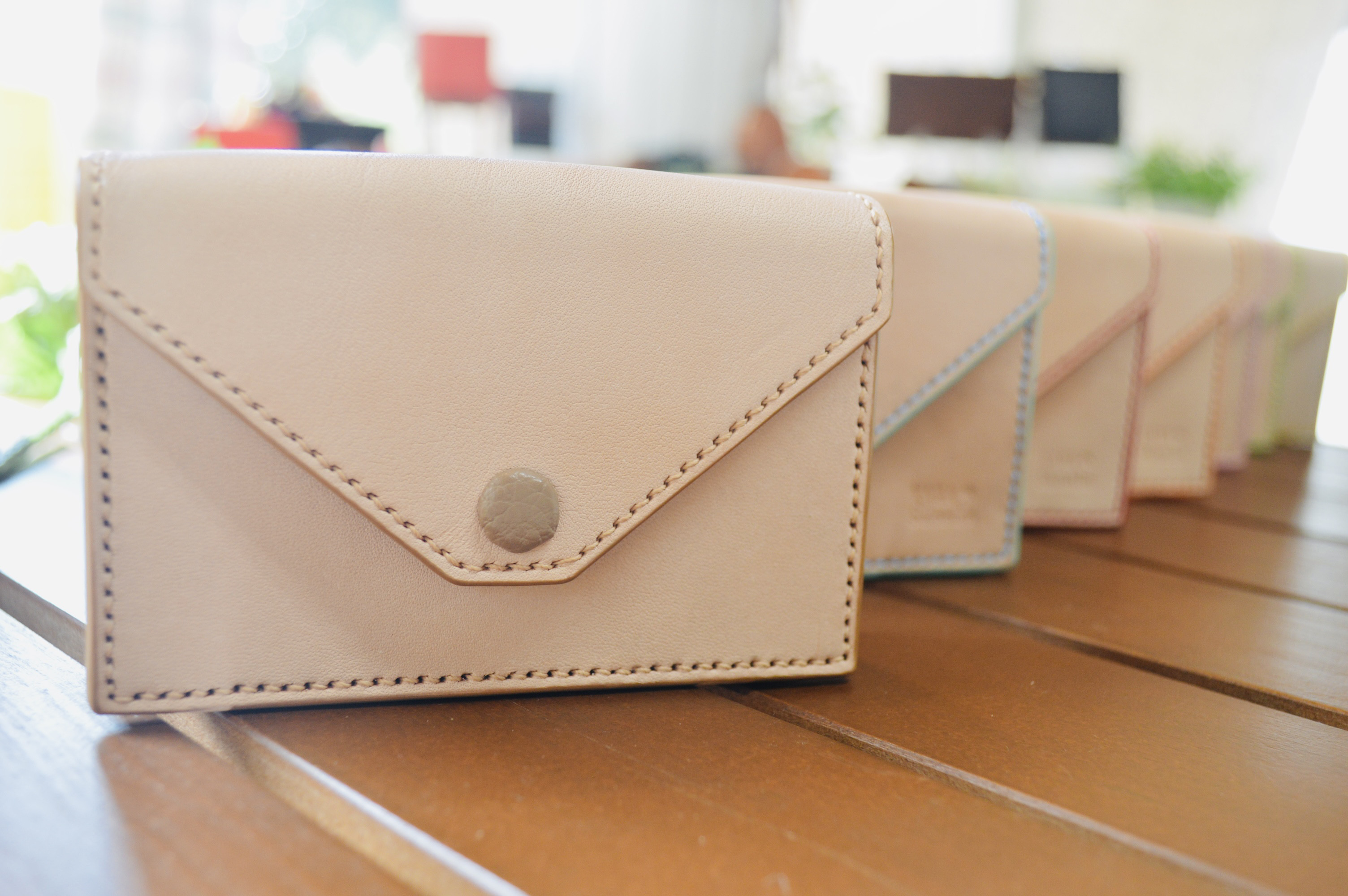 『受注製作』ナチュラルくるみボタン名刺入れ ・カードケース(栃木レザー使用・トープ・誕生日プレゼント・就職祝い)