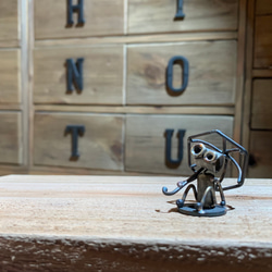 メタルアート　インテリア　希少品　オブジェ　コレクター　ロボット 影に隠れるロボットくん （壺漬けver） メタルアート ミニチュア雑貨