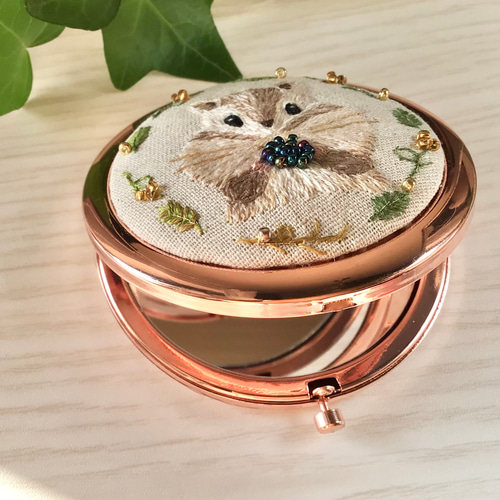 りす ミラー 手鏡 ビーズ ハンドメイド 手刺繍 刺繍 木苺 手鏡