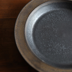 金属のような風合い リム深皿25cm カレー皿 ブリム金彩+マット黒 5枚目の画像