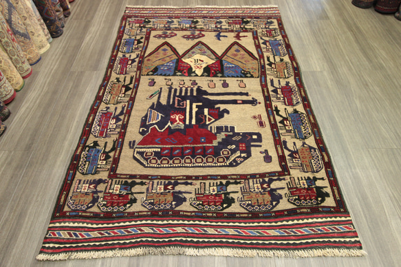 War Rug　アフガン　ミリタリーデザイン　部族絨毯　トライバルラグ　オールド手織り絨毯　122x185cm　＃96 1枚目の画像