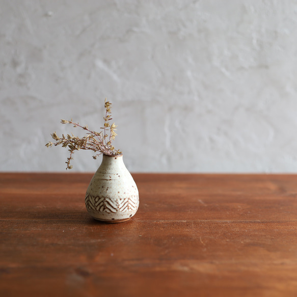 creema2208限定 鉄粉のある 小さな雫型の一輪挿し　杉葉模様　乳白色　小さな花のある暮らし　花器 1枚目の画像