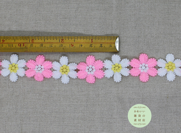 30mm幅・6弁のホワイトの花とビビッドピンクの花のカラフルフラワーモチーフレース 48cm（花18個分）#L-0154 4枚目の画像