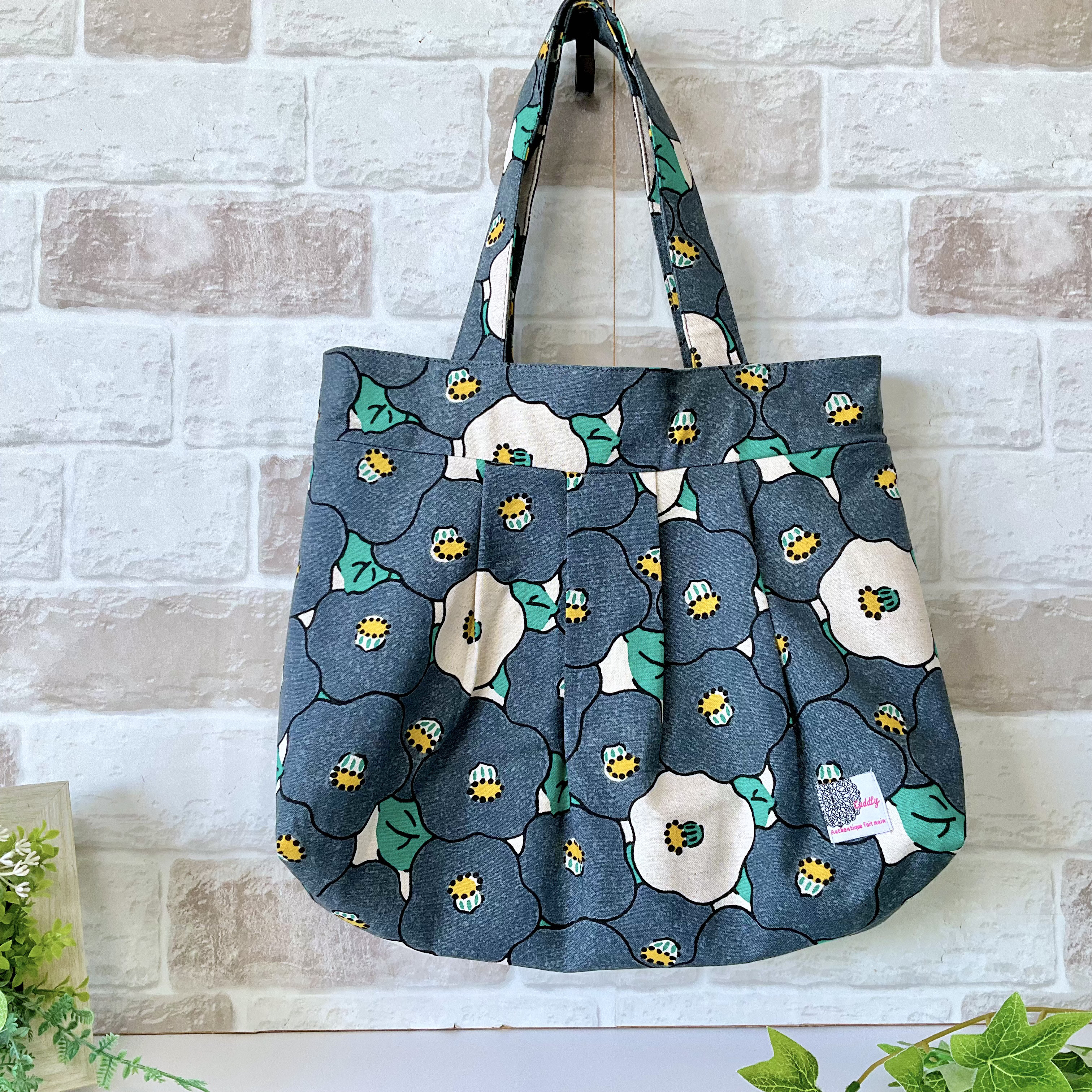 <ラスト1点>【ファスナー付きMサイズ】カメリア(つばき) 綿麻グラニーバッグ　グレー ＜通勤バッグにオススメサイズ！＞