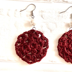 《秋カラー 赤みブラウン》大人カラー手編み丸モチーフとコットンパールのシンプルピアス 1枚目の画像