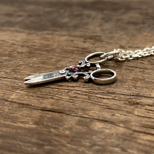 はさみ メンズ ネックレス シルバー925 合成ルビー/つけっぱなし