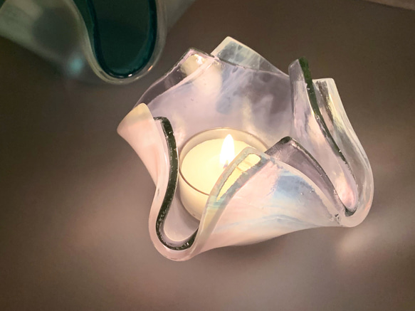 Lucent lotus / ガラスのキャンドルホルダー　ラベンダー×ホワイト 5枚目の画像