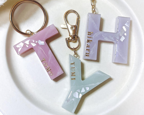 名入れ】イニシャルレジンキーホルダー♡大理石柄くすみカラー