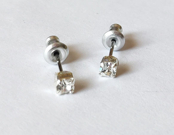 【オーストリア製　swarovski　クリスタル　３mm 　極小　ピアス】 3枚目の画像