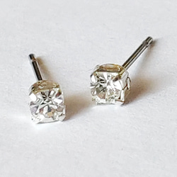 【オーストリア製　swarovski　クリスタル　３mm 　極小　ピアス】 4枚目の画像