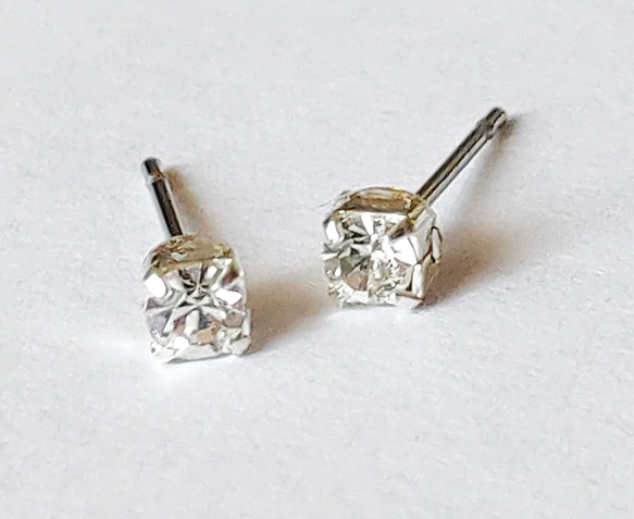 【オーストリア製　swarovski　クリスタル　３mm 　極小　ピアス】 4枚目の画像